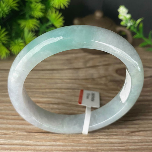 翡翠手镯57mm淡绿色半山水