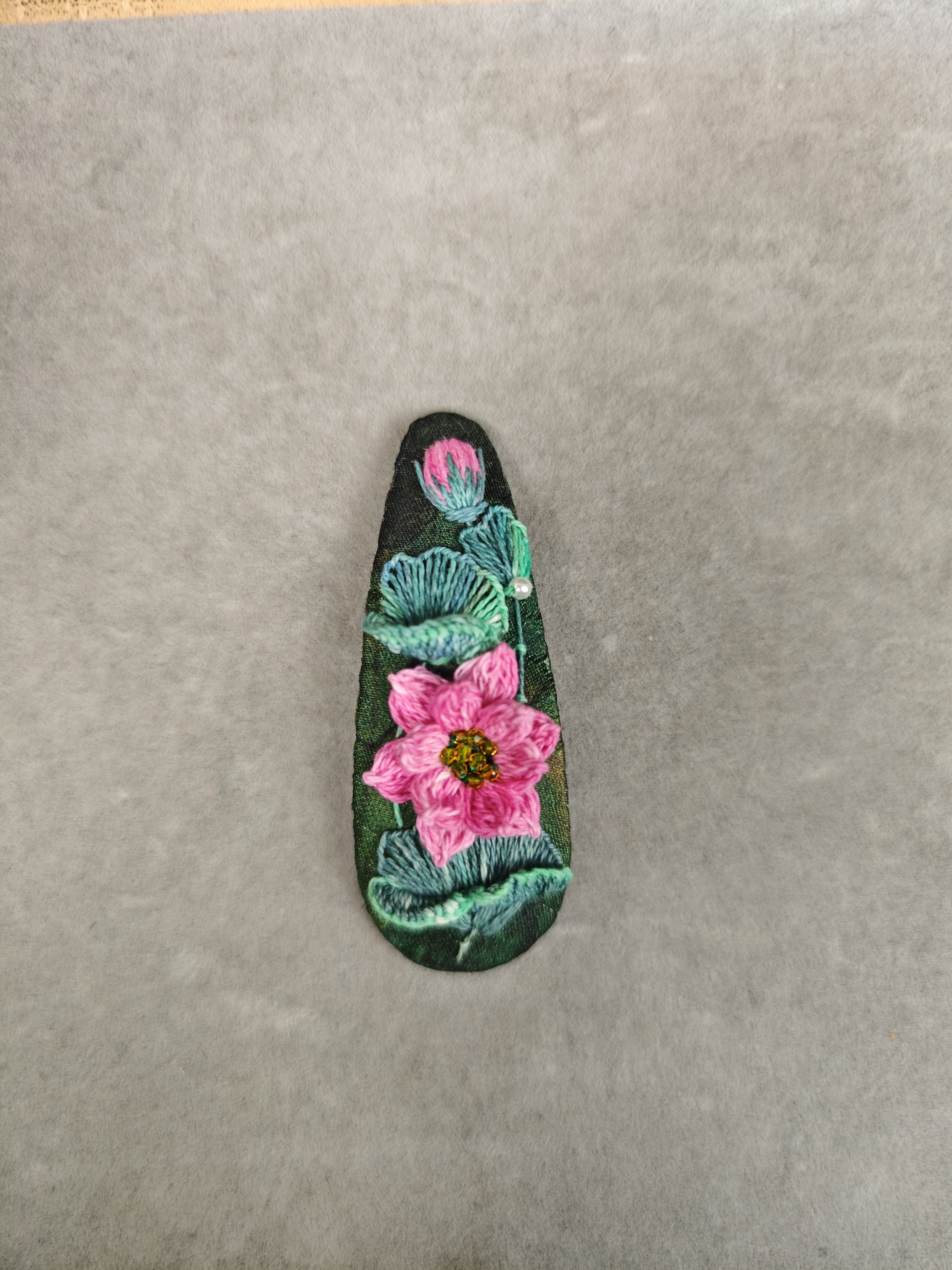 原创设计纯手工刺绣发夹成品荷花小众边夹香云纱立体发饰饰品