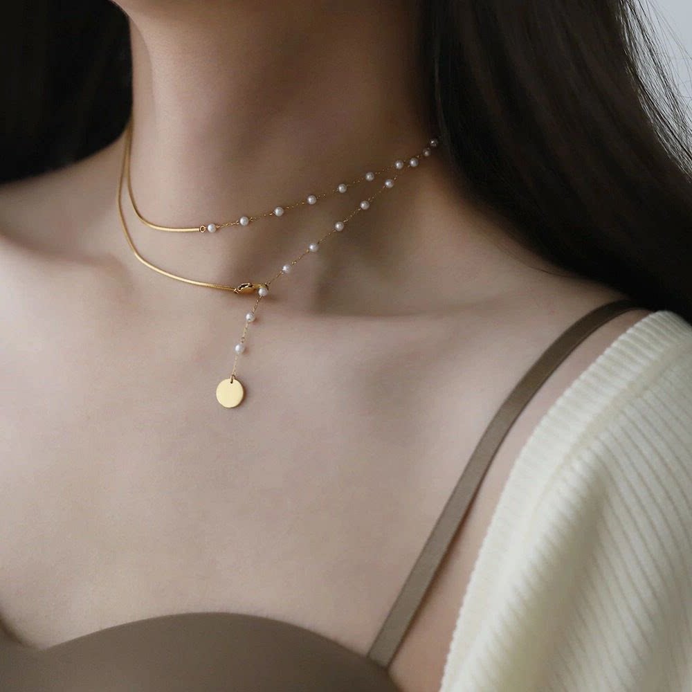 双层叠戴珍珠圆牌吊坠项链女小众设计感毛衣链高级感长款配饰