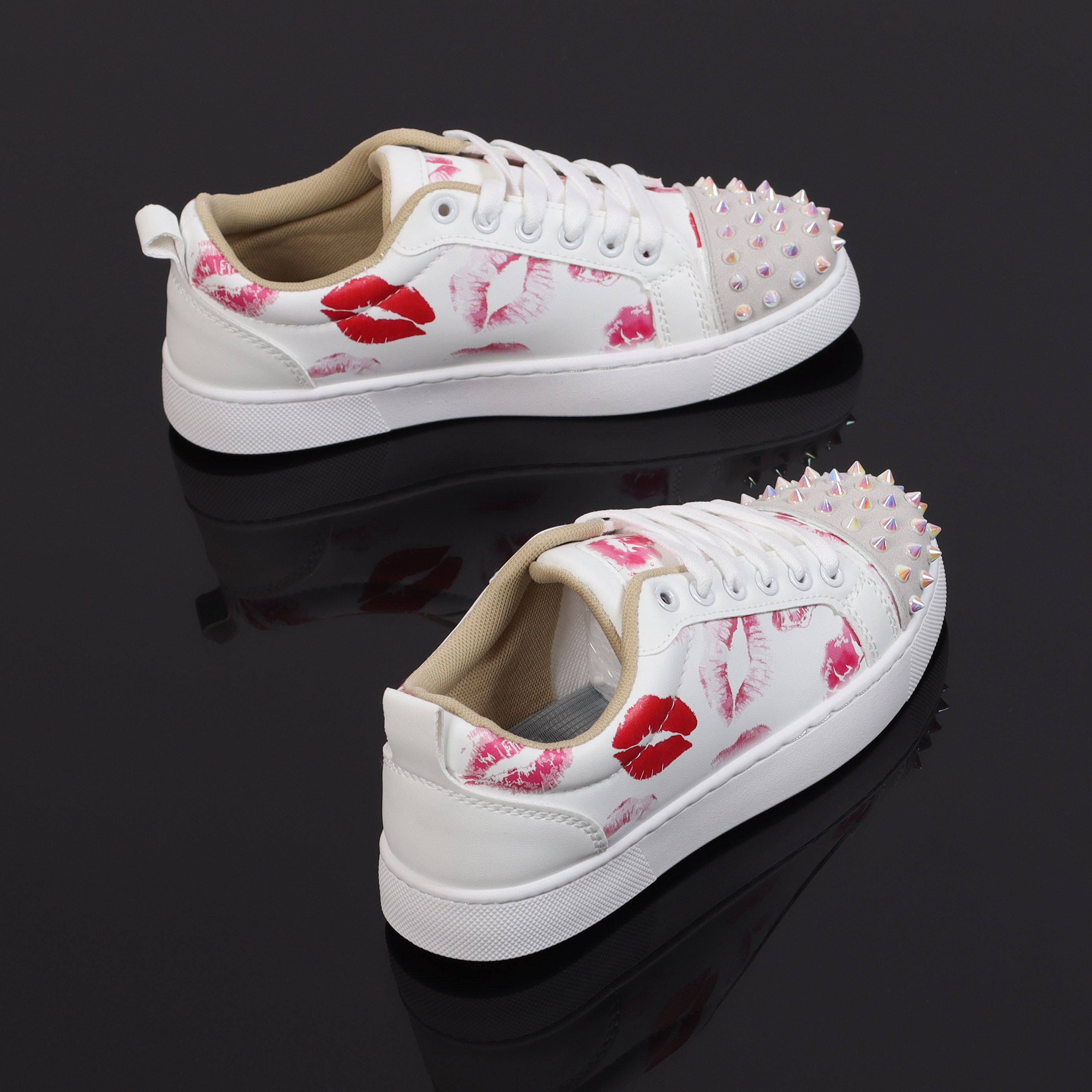 情侣款时尚潮鞋铆钉设计潮流休闲板鞋高街红嘴唇流行高颜值小白鞋