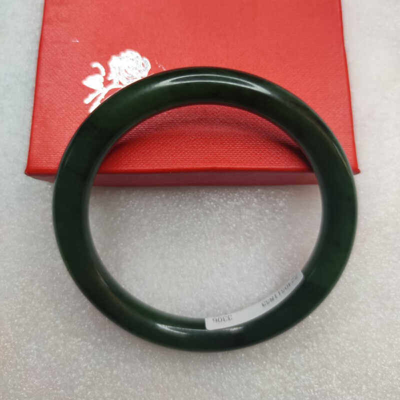 和田玉俄罗斯碧玉手镯圆条肉细黑点少油性好一物一证性价比特别高