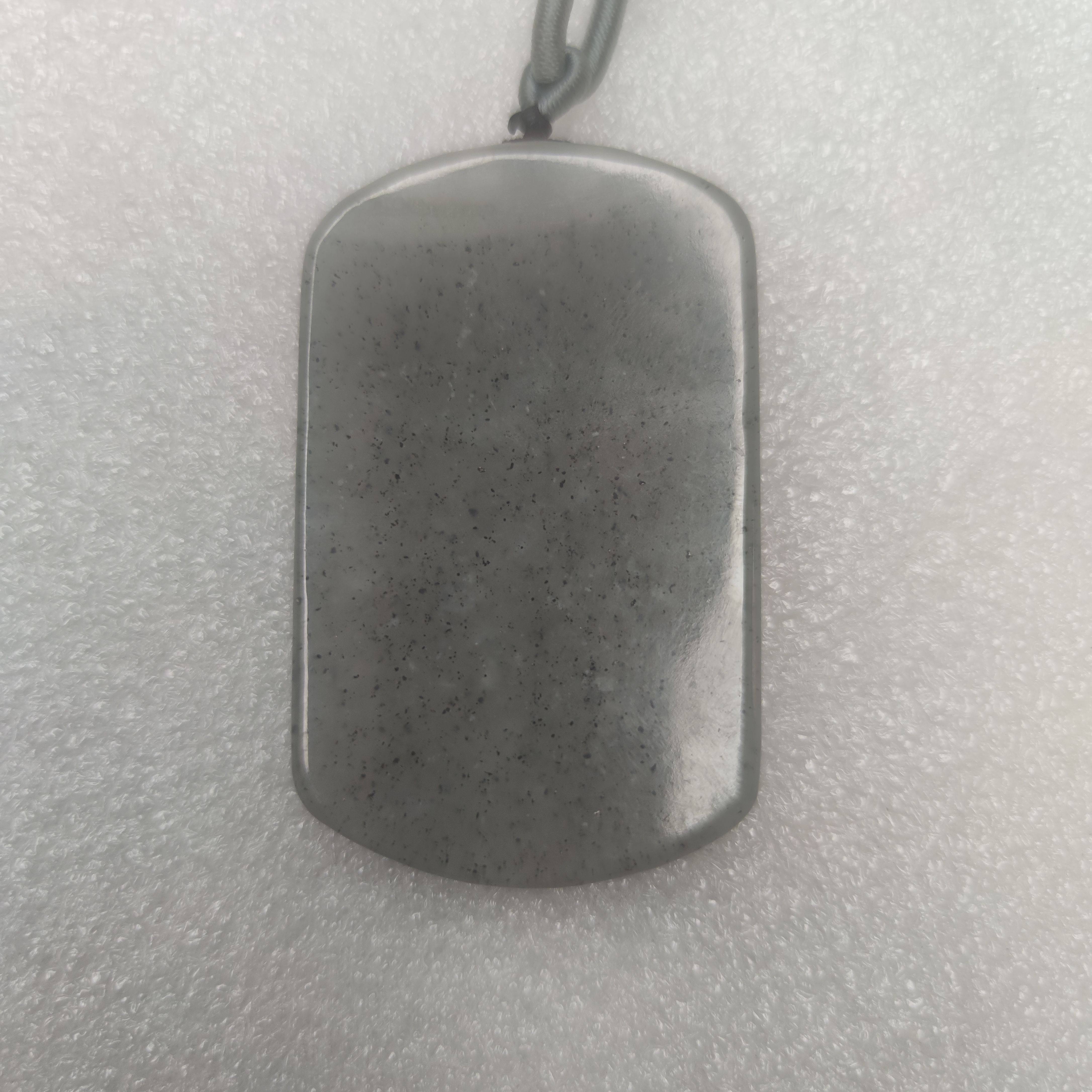 和田玉籽料墨玉青花平安无事牌。细腻油润，密度大硬度好性价比高