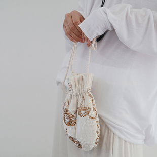 「初秋」定制烫金褶皱抽绳古典复古水滴扇贝抽绳包包 2025 Bow