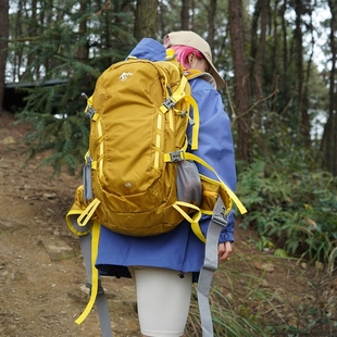 《旷野引力》户外休闲运动双肩包徒步登山包轻量化背包40l大容量