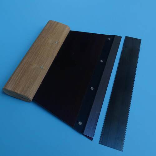 榉木柄刮胶板，长度21cm，榉木手柄外罩油漆，优质钢身，齿条插入部位用细小铆钉铆接，舔胶干净。是理想的刮胶工具，人性化的设计，使您在工作中减少疲劳，提高工作效率。