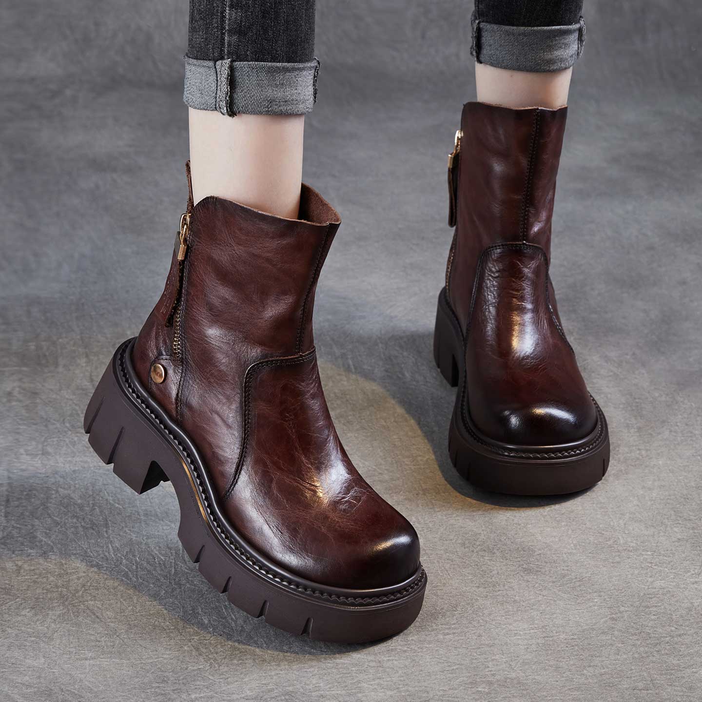 意式轻奢2025秋冬新款女士厚底时装靴复古骑士短靴质感棕色马丁靴