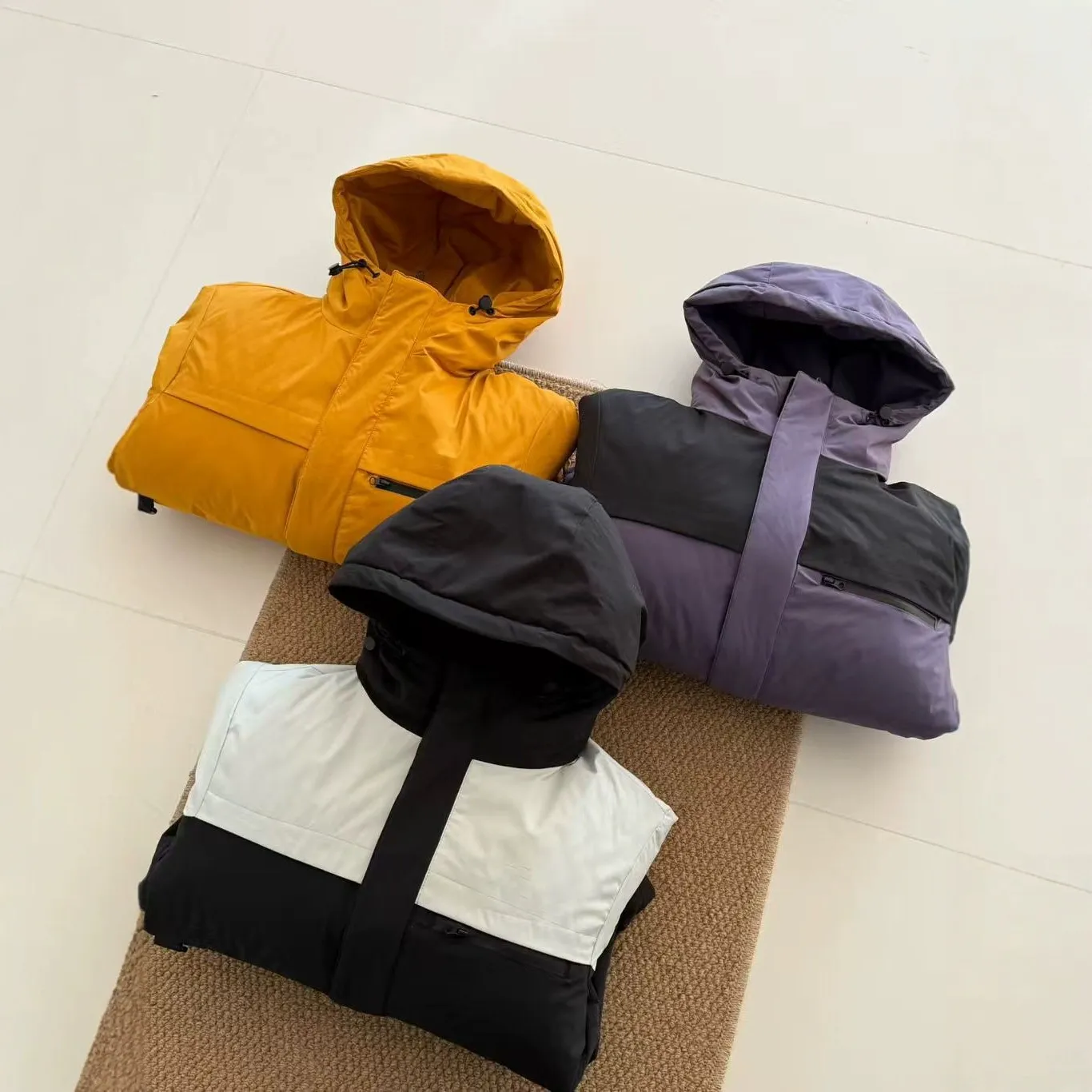 国标90白鸭绒拼色连帽冲锋羽绒服