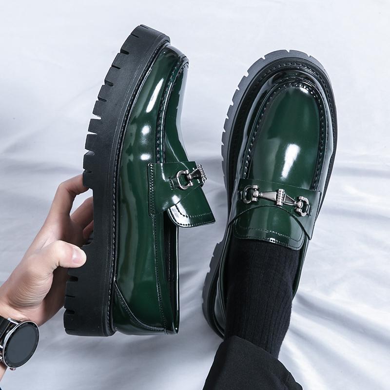 2025新款时尚男士休闲皮鞋圆头英伦漆皮男鞋商务正装婚礼新郎鞋子