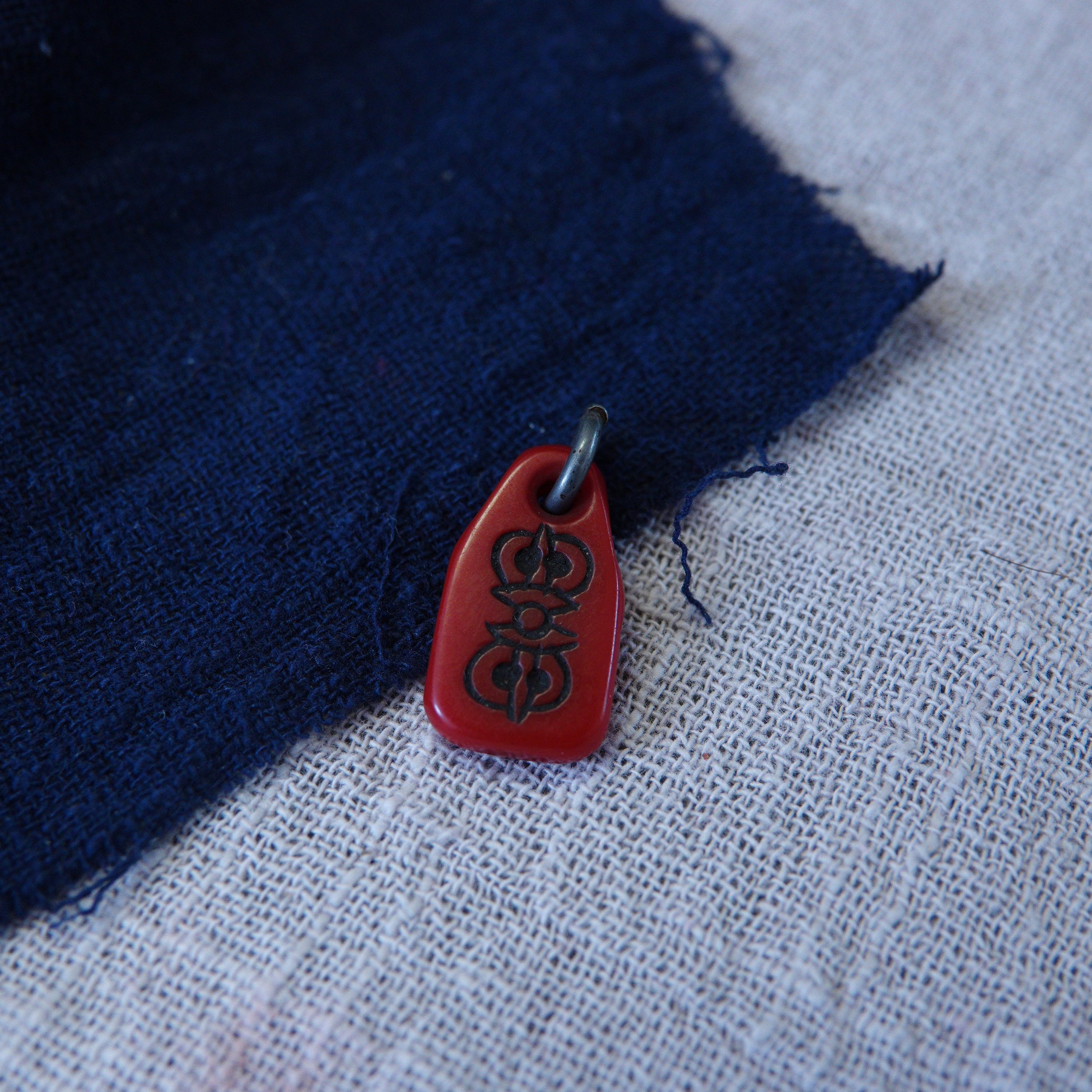 藏式老料器红色纯手工雕刻金刚杵卡子侧挂吊坠文玩佛珠红料料器