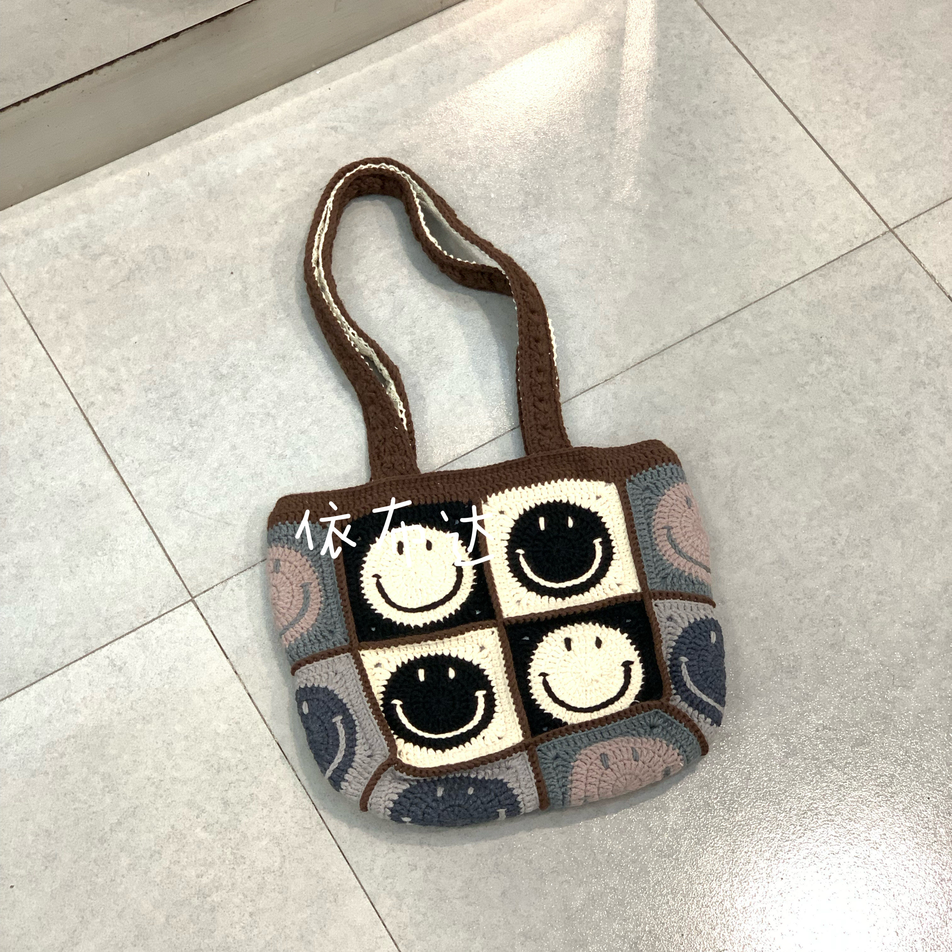 美拉德色系牛奶棉钩针包撞色笑脸棉线单肩包可爱表情包手工编织包图片