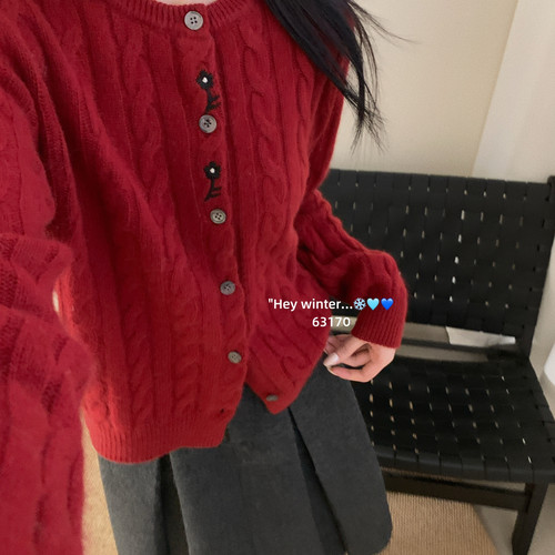 SUGAR-古麻花慵懒风百搭显瘦单排扣保暖毛衣（含46.2绵羊毛）6317