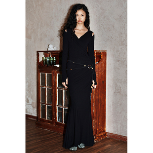 坏品味西部 纯黑修身镂空抽褶连帽露背长款春季连衣裙