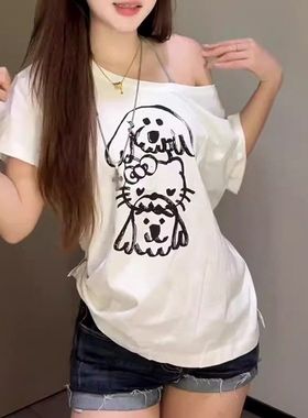 美式卡通小狗辣妹斜肩短袖t恤女夏季宽松设计感小众减龄露肩上衣
