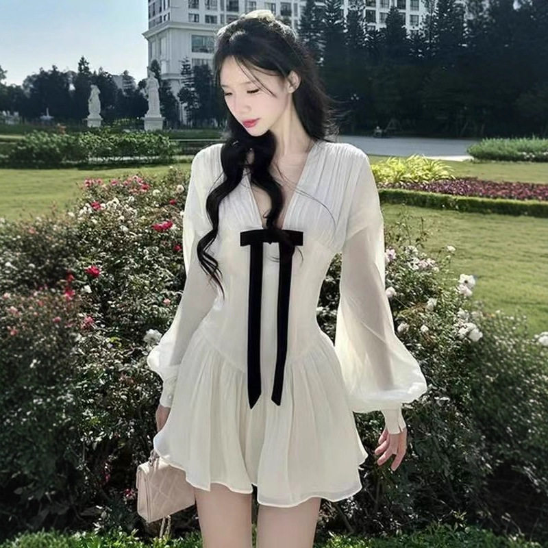 法式气质蝴蝶结拼接V领长袖连衣裙女秋小众褶皱修身白色短裙女装