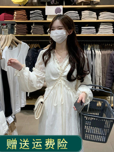 茶歇法式白色v领抽绳褶皱长袖连衣裙女春秋宫廷风收腰仙女长裙子