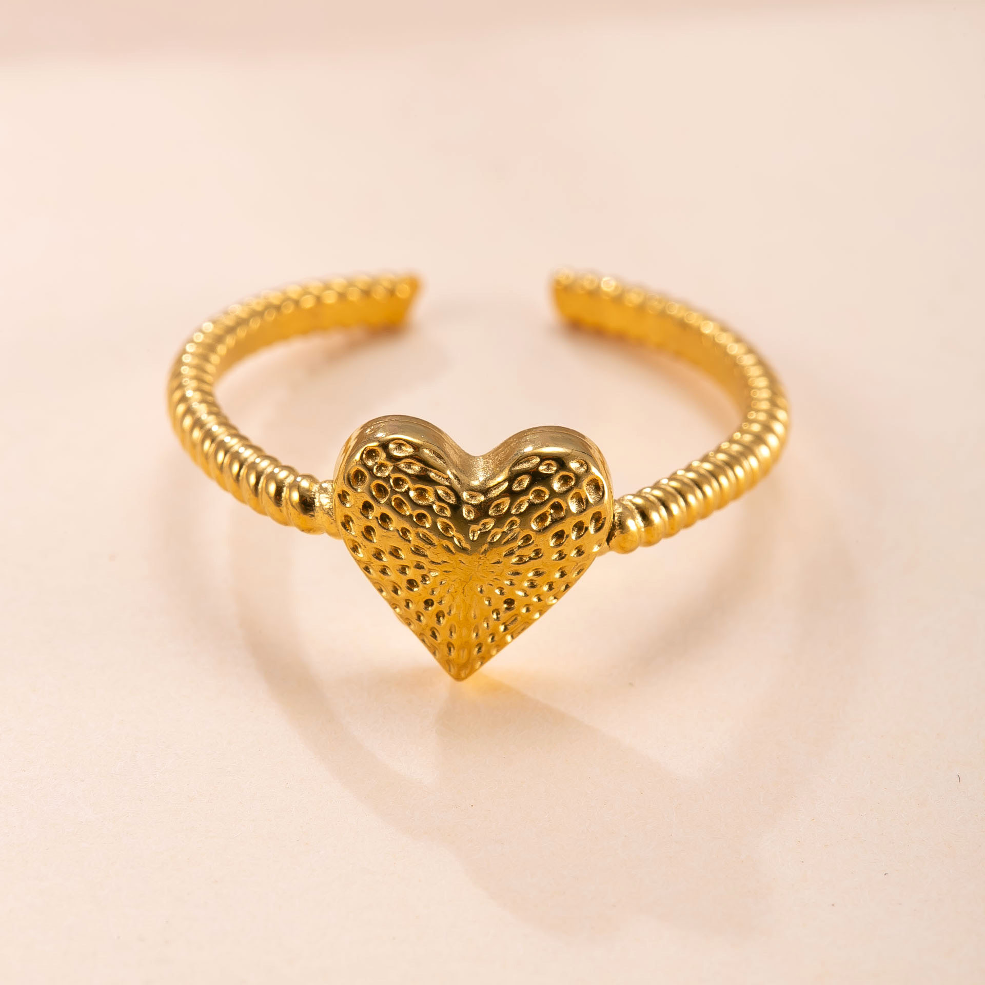 欧美跨境百搭热销钛钢饰品时尚ins镀18k金开口戒指铸造爱心戒指女