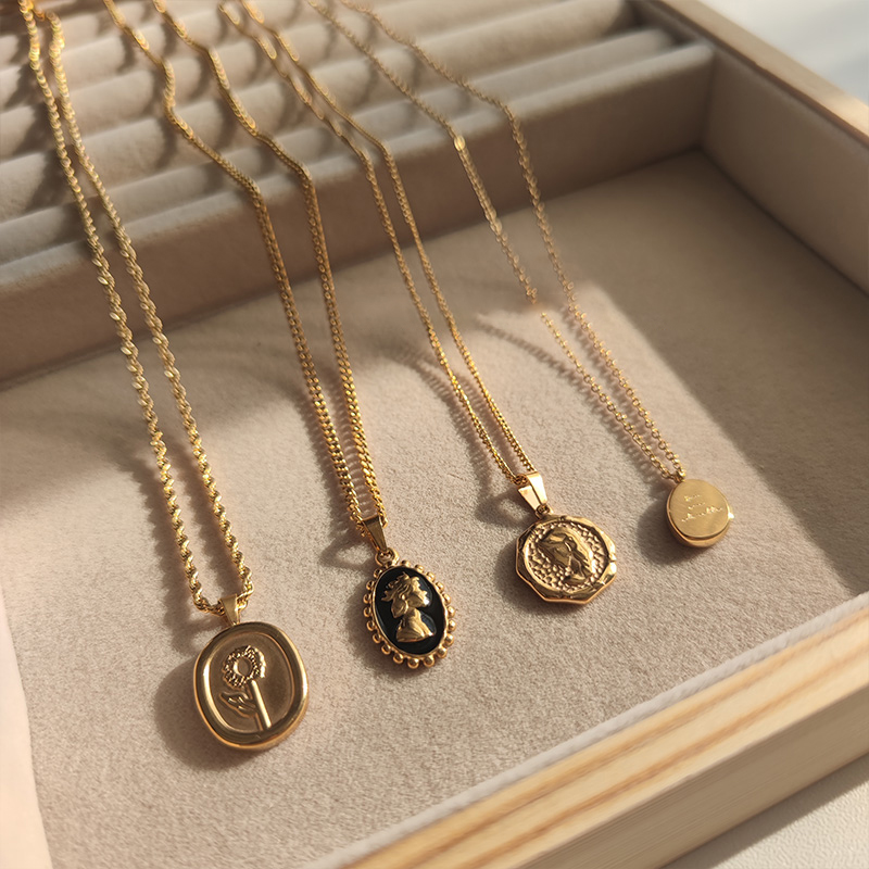 韩系钛钢字母不规则圆牌吊坠