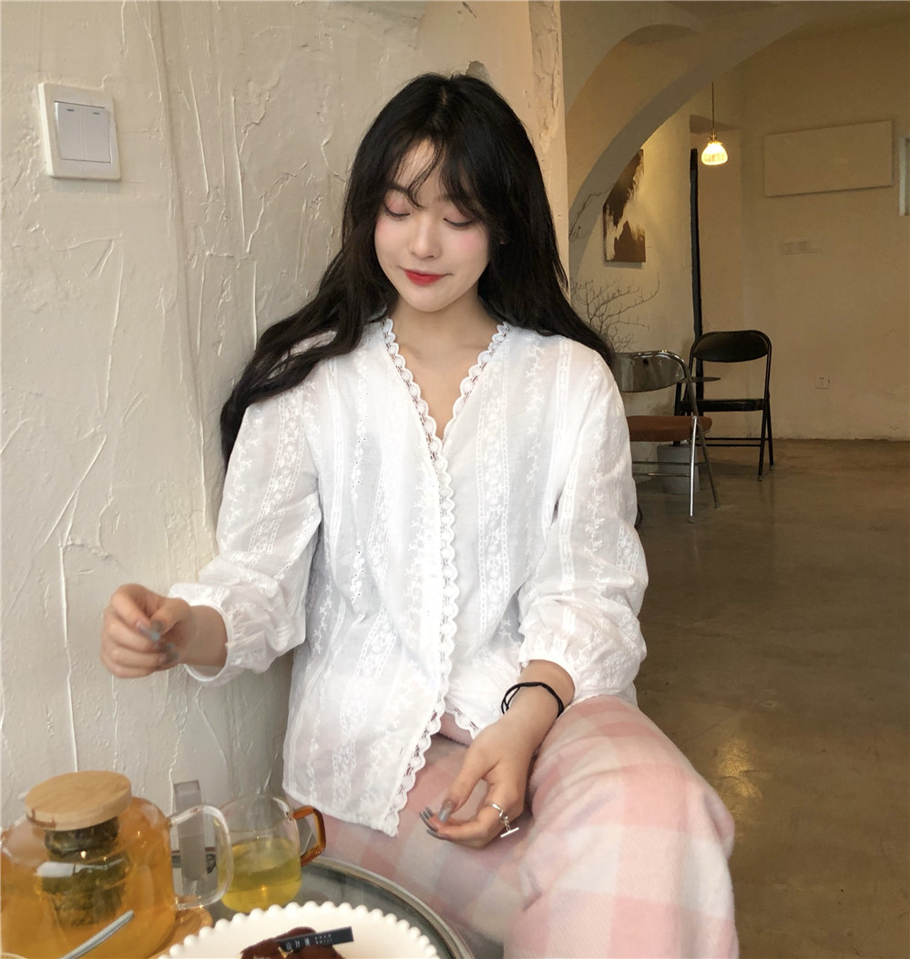 Real shooting V-neck lace hollow out shirt long sleeve design sense of foreign style white hook Flower Chiffon Top