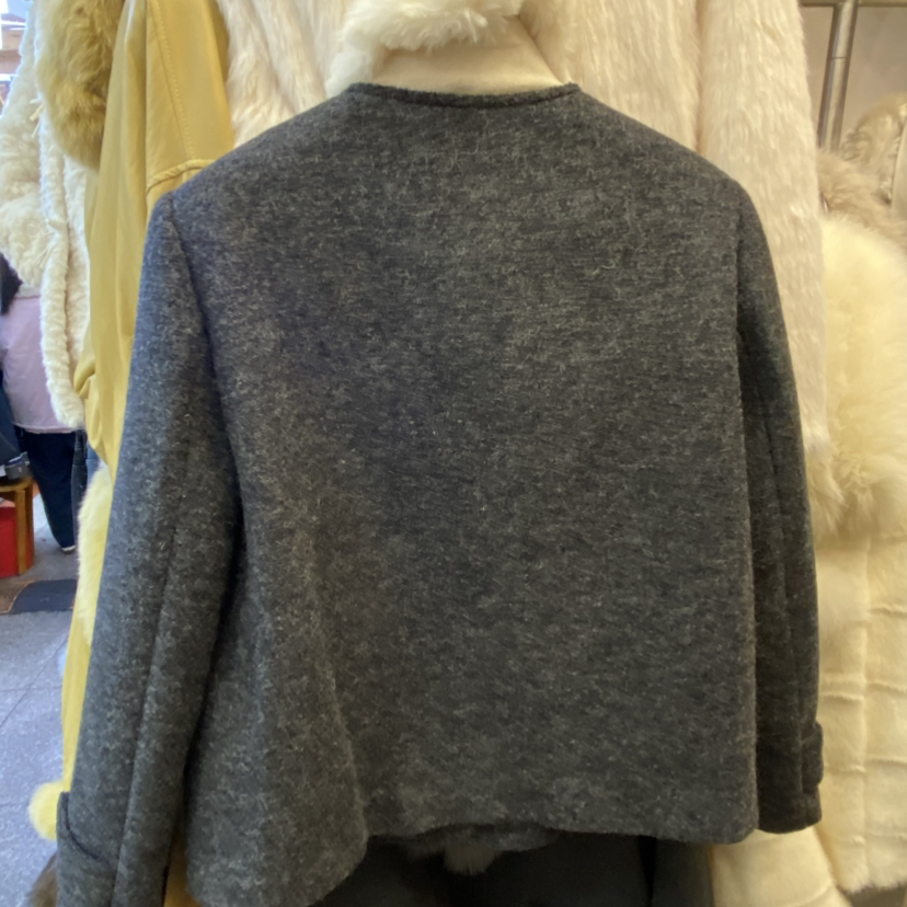 七七设计设计感时尚拼接毛毛气质短外套(配围脖)18592