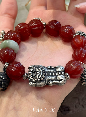 S925银红玛瑙瓜珠狮子锦鲤吊坠翡翠环弹力手串女新中式小众设计