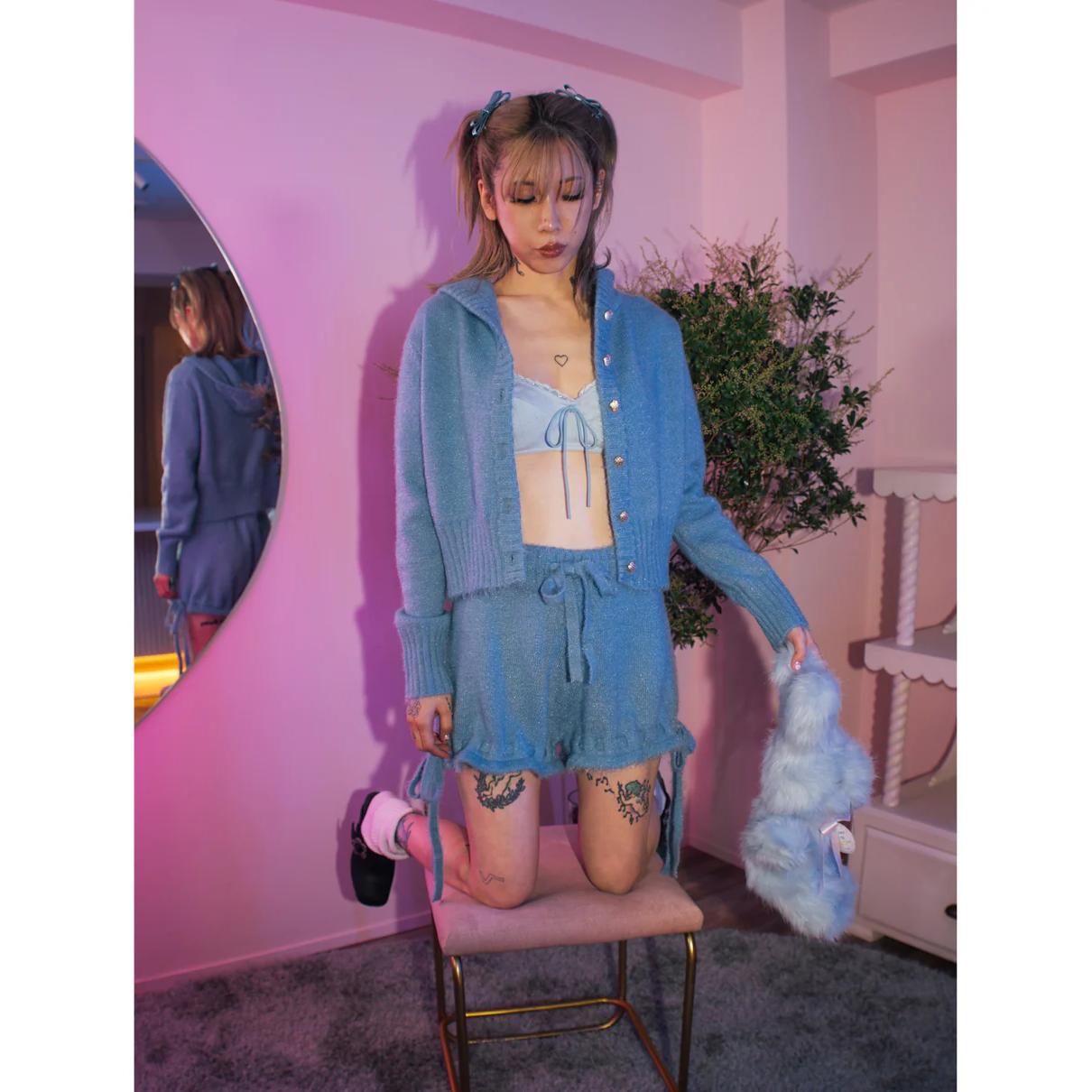 糖果色草莓纽扣开衫+休闲短裤