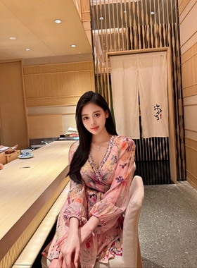 澳洲* Cam*慵懒贵妇花朵网纱袖胸前烫钻V领收腰连衣裙