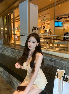 *玉软花柔*ch1o*e中古款绣花吊带上衣