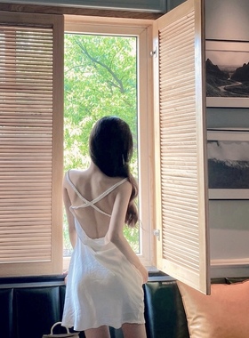 2020夏季气质小个子女人味显瘦洋气珍珠露背堆积领度假白色连衣裙