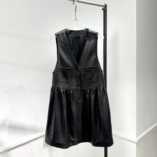 洋气减龄连衣裙2025秋季新款V领单排扣背心皮裙小个子娃娃连衣裙