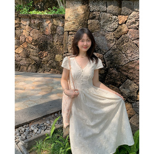 一三良品小个子 法式刺绣钩花米色v领短袖连衣裙女收腰显瘦长裙子