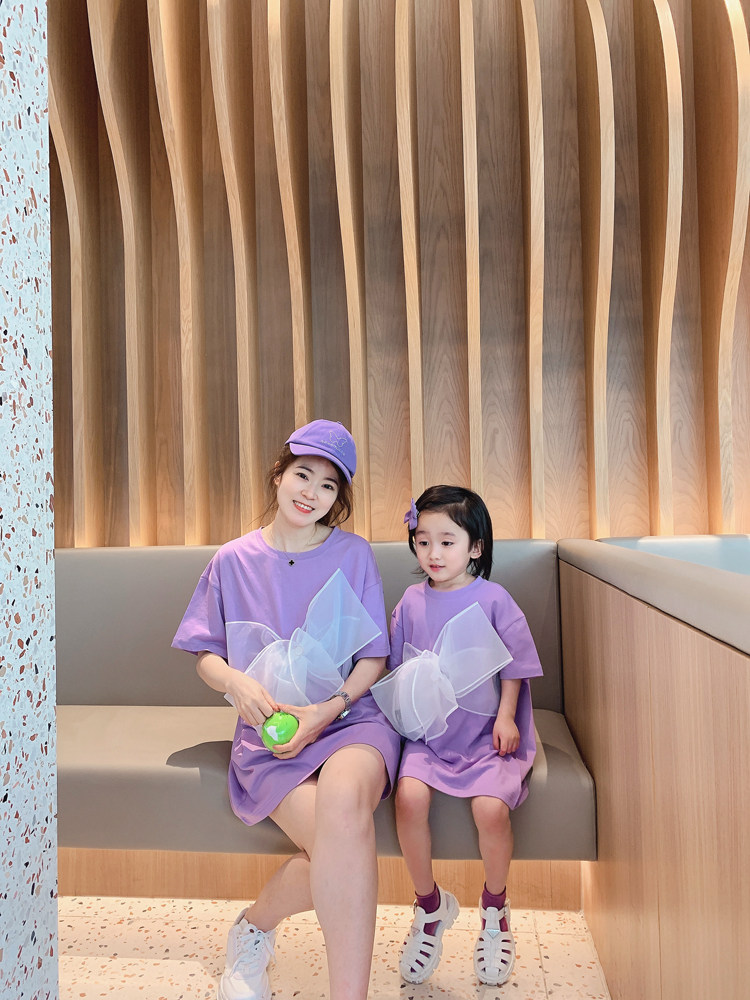 2023년 여름 세 가족을 위한 부모-자식 복장 순면 느슨한 캐주얼 반팔 어머니-자식 복장 보라색 서양식 티셔츠 드레스 유행
