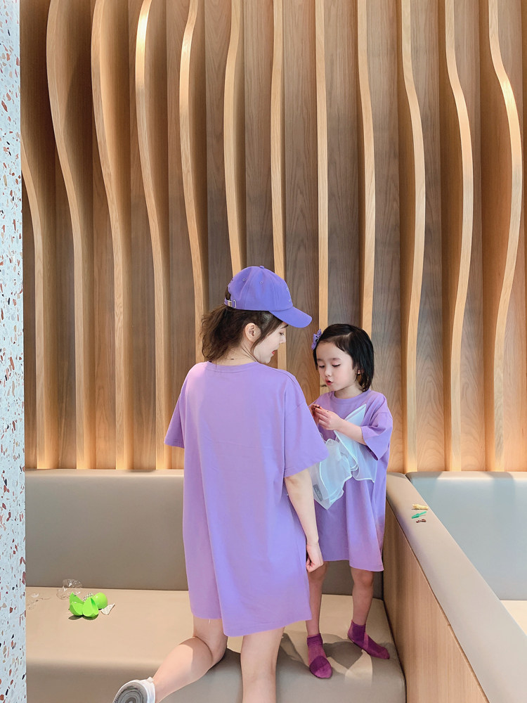 2023년 여름 세 가족을 위한 부모-자식 복장 순면 느슨한 캐주얼 반팔 어머니-자식 복장 보라색 서양식 티셔츠 드레스 유행
