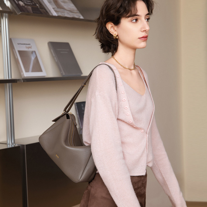 ELLE女包头层牛皮真皮枕头包上班通勤百搭高级轻奢