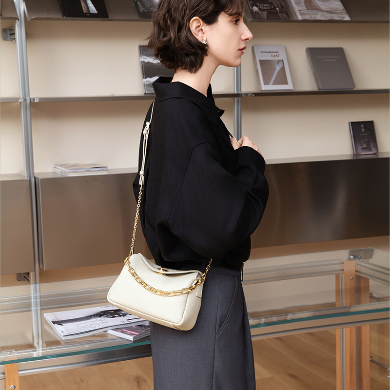 38节礼物ELLE女包新款白色头层牛皮枕头包斜挎质感通勤包腋下包