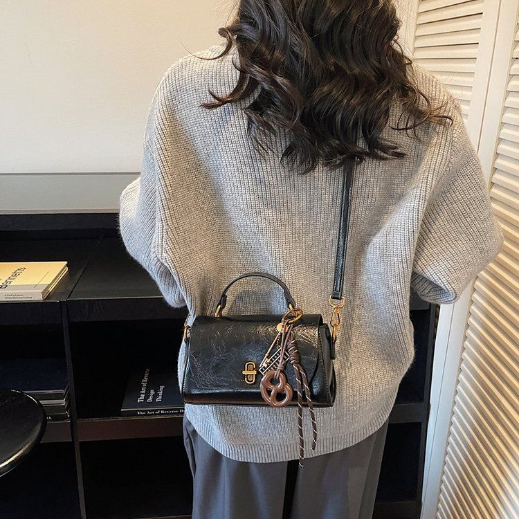 手提包女2025新款复古气质OL通勤女包宽带时尚单肩斜挎包