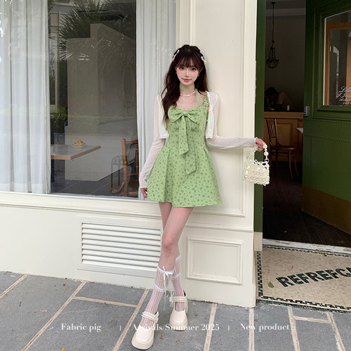 绿色印花蝴蝶结吊带连衣裙