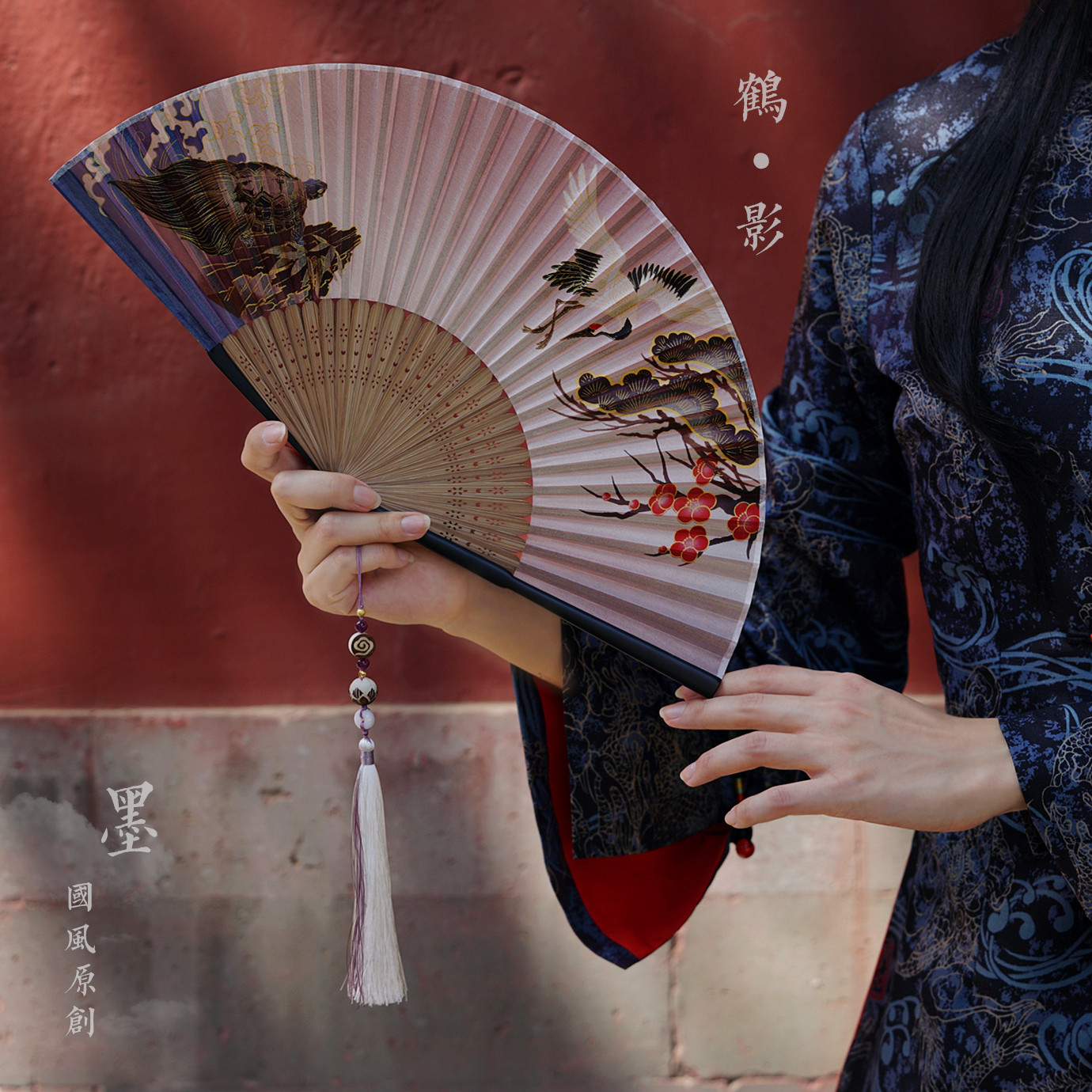 MOJIA의 신제품 CRANE DANCE 오리지널 크레인과 소나무 골동품 스타일 모조 실크 대나무 부채 부채 술 팬 펜던트