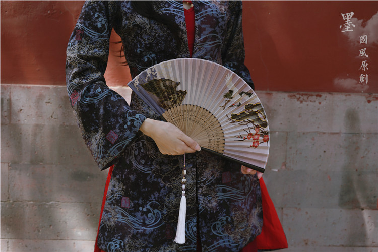 MOJIA의 신제품 CRANE DANCE 오리지널 크레인과 소나무 골동품 스타일 모조 실크 대나무 부채 부채 술 팬 펜던트