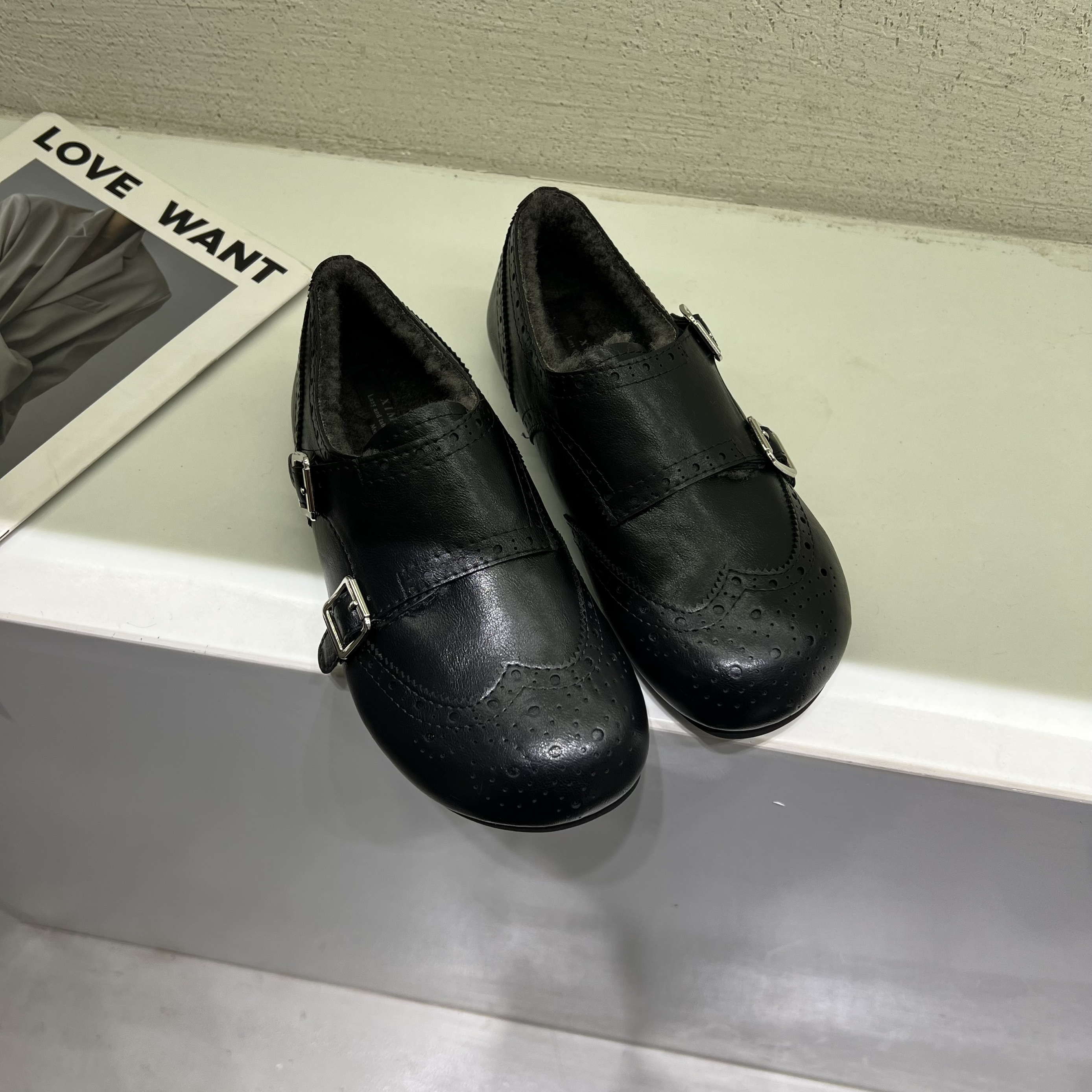 圆头平底布洛克雕花加绒乐福鞋女25冬季英伦风复古百搭勃肯小皮鞋