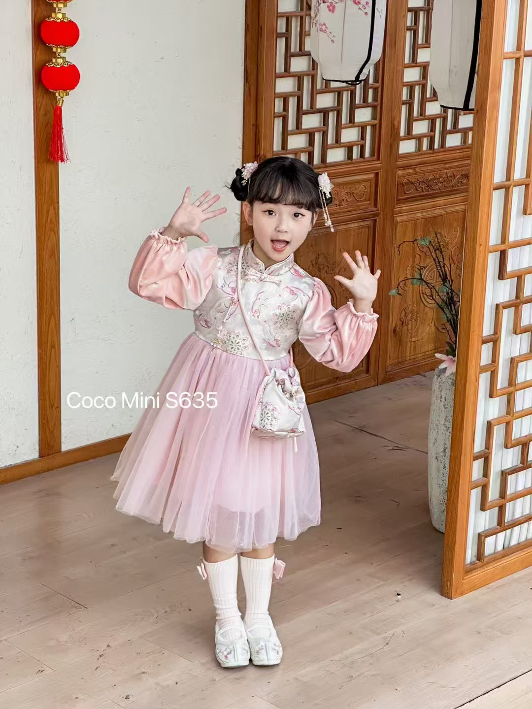 中小童冬季加绒连衣裙新春拜年服国风刺绣款新中式纱裙送背包挂饰