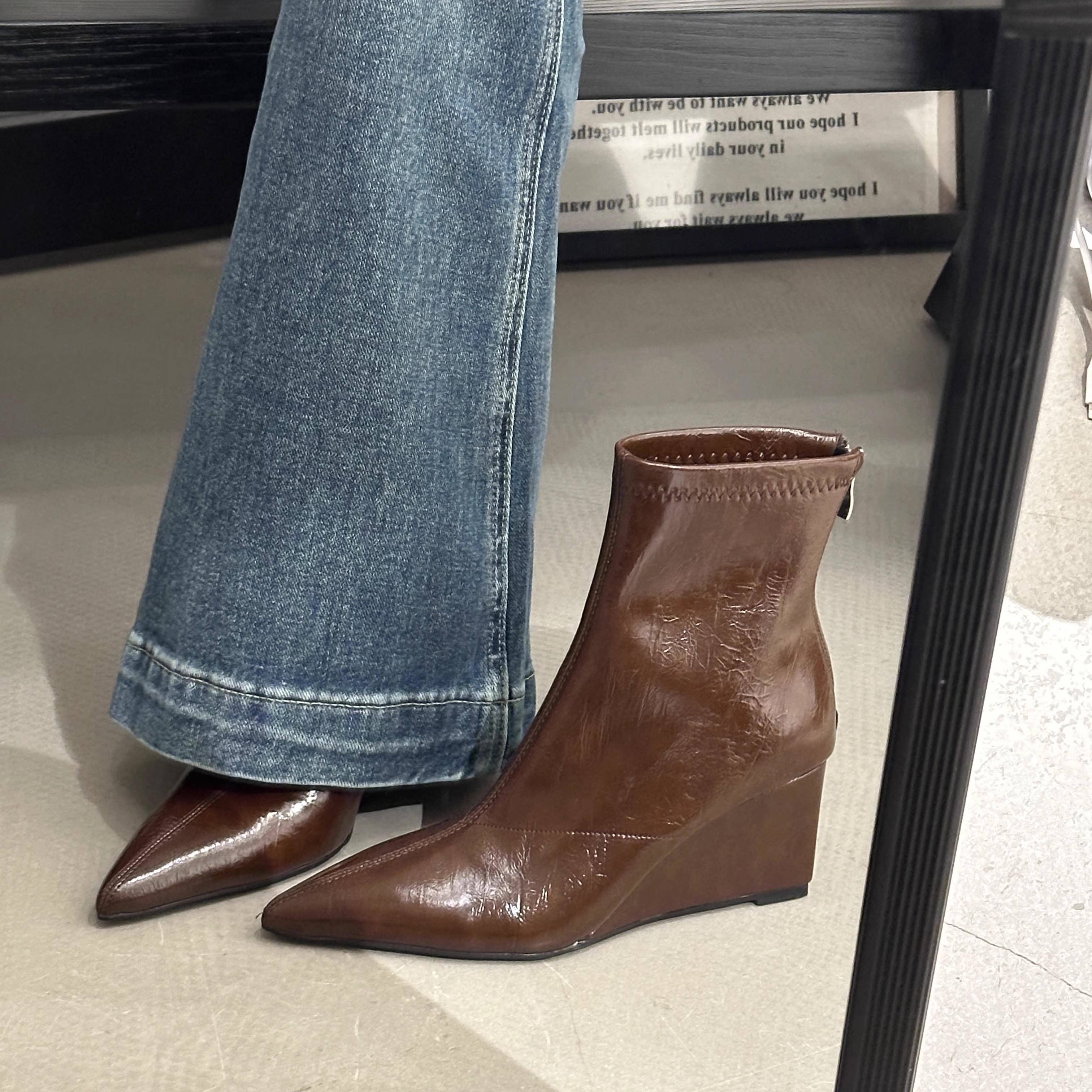 美拉德棕色尖头坡跟短靴女后拉链高跟瘦瘦靴2025秋新款短筒1209e