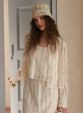 相对纶/刺绣两件套:衬衫+吊带设计感米白色巨好看新款浪漫开衫