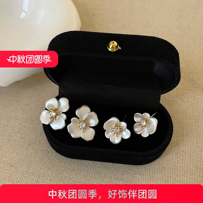 轻奢高级感白色滴油花朵耳钉女简约个性时尚精致潮流百搭耳环耳饰