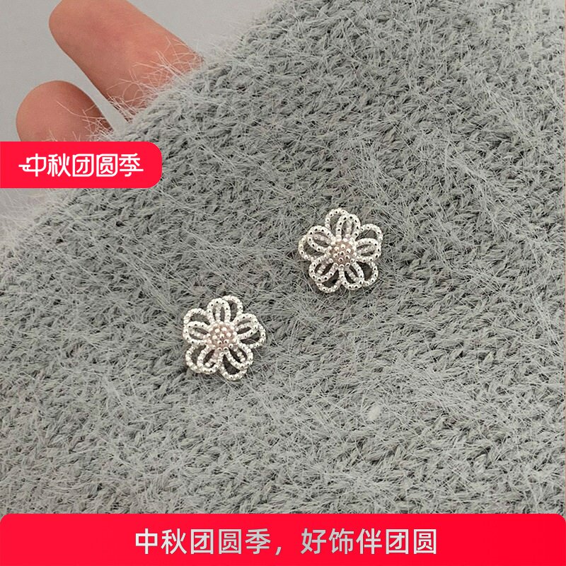 小巧精致缕空花朵耳钉女简约设计感甜美可爱精致优雅百搭耳环耳饰