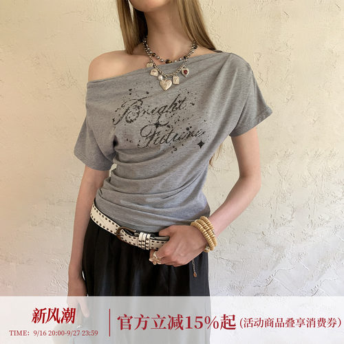 DIDDI MODA 印花露肩宽松百搭时尚字母烫钻捏褶短袖T恤斜肩上衣