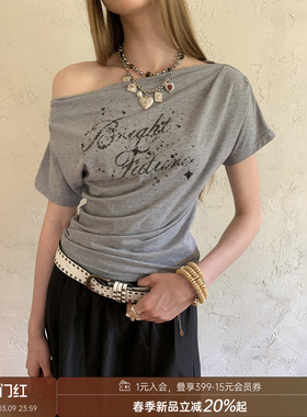 DIDDI MODA 印花露肩宽松百搭时尚字母烫钻捏褶短袖T恤斜肩上衣