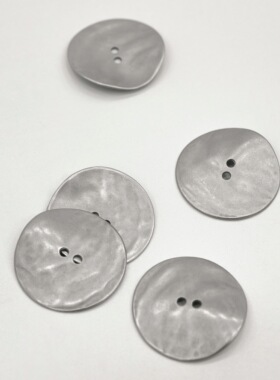 德国UNION KNOPF 不规则形二孔纽扣辅料│合金纽扣（38.75mm）