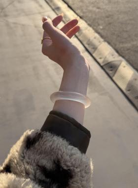 清透如镜小灯泡石英岩玉镯礼盒