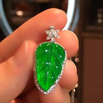 冰种满阳绿叶子玉吊坠