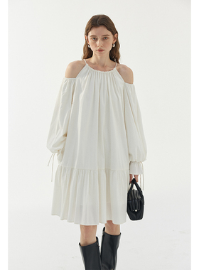 BLANK LABEL挂脖抽皱露肩花苞袖白色连衣裙女春夏新款一字肩长裙
